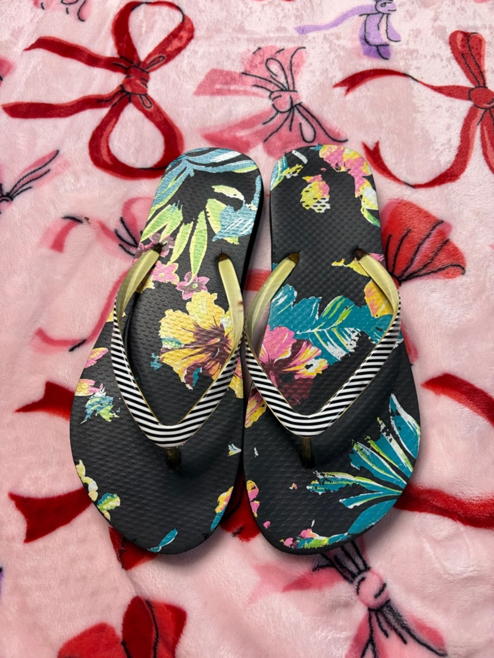 Women's Floral Black Flip-Flop Sandals - Multicolor